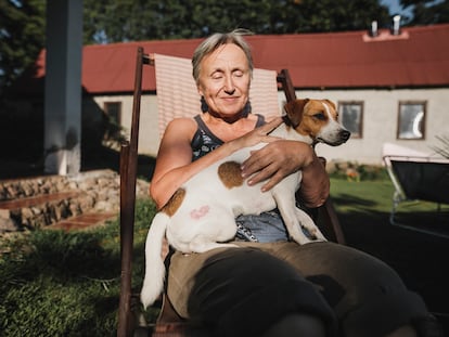 Una mujer junto a su perro.