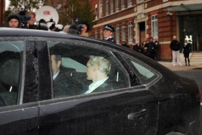 Julian Assange, camino de la Corte de Westminster, en Londres.