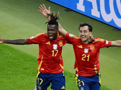 Nico Williams y Mikel Oyarzabal celebran el segundo gol de España en la final contra Inglaterra.