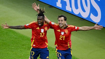 Mikel Oyarzabal, a la derecha, celebra su gol, el segundo de España, junto a Nico Williams.