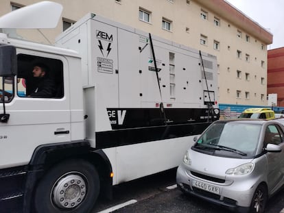 Un generador eléctrico móvil llega al Hospital Virgen de la Torre, en Madrid, que ha amanecido sin luz el 19 de enero de 2024. Imagen cedida.