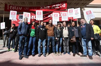 Pablo Iglesias, participa en una concentración de trabajadores ante la puertas del madrileño Teatro de la Zarzuela.