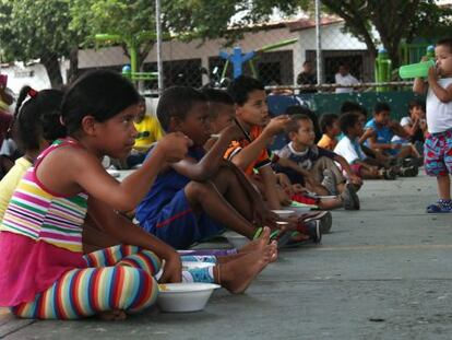 Niños colombianos en refugios en la frontera con Venezuela.