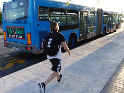 Un usuario corre para coger un autob&uacute;s de la EMT, en Madrid. 