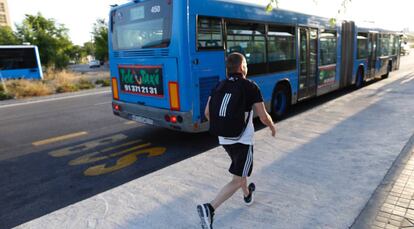 Un usuario corre para coger un autob&uacute;s de la EMT, en Madrid. 