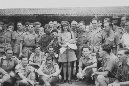 La cantante posa junto a los soldados durante su viaje al sureste asiático en 1944.