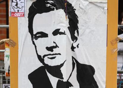 Un cartel en defensa de Assange en la embajada ecuatoriana en Londres