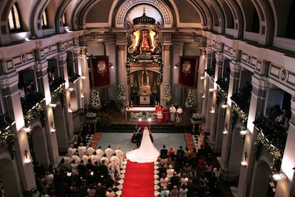 Los novios escuchan, cogidos de la mano, al coro Príncipe de Asturias ante el altar de la virgen de Atocha, donde depositaron el ramo de la novia. Los Príncipes de Asturias tuvieron que entrar por la deslucida puerta lateral debido a que la alfombra roja instalada estaba impracticable por la lluvia. Patrimonio Nacional, propietario de la iglesia, había decorado y pintado la entrada principal, donde se encontraba el público. La Virgen de Atocha, vinculada a los Reyes de España desde hace siglos, ya había sido testigo en 1879 de otra boda real, la de Alfonso XII y María Cristina de Habsburgo. Desde Isabel II, los infantes españoles son ofrecidos a la virgen. A la salida paró de llover.