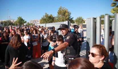 Agentes de la Policía Nacional escoltan a varios menores a su salida del instituto Elena García Armada en Jerez de la Frontera (Cádiz).