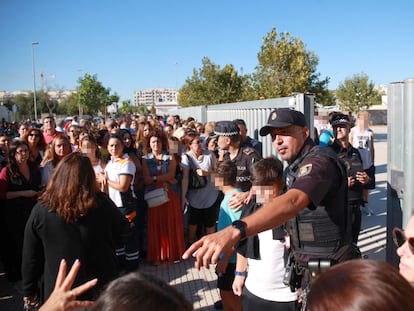 Agentes de la Policía Nacional escoltan a varios menores a su salida del instituto Elena García Armada en Jerez de la Frontera (Cádiz).