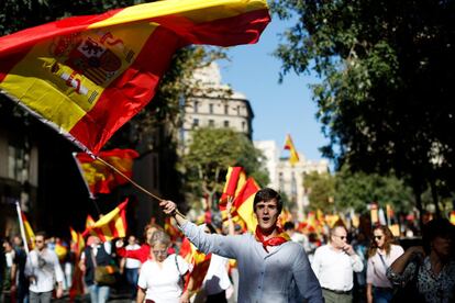 Un jove oneja una bandera espanyola a Via Laietana.