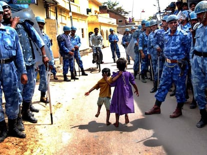 Soldados en las calles de Ayodhya (India), en 2002. La ciudad se ha convertido en un lugar de disputa entre hindúes y musulmanes. 