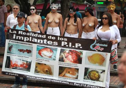 Mujeres se manifiestan contra el uso de los implantes mamarios PIP y la falta de regulación por parte del estado con este tipo de implantes durante el Día Internacional de la Mujer, en Cali (Colombia).