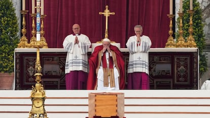 El papa Francisco ante los restos mortales de Benedicto XVI durante su funeral en la plaza de San Pedro.