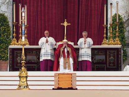 El papa Francisco ante los restos mortales de Benedicto XVI durante su funeral en la plaza de San Pedro.