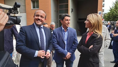 Alejandro Fernández. presidente del PP catalana; Juan José Giner, alcaldable del PP por Rubí y la diputada Cayetana Álvarez de Toledo, este jueves, en Rubí.