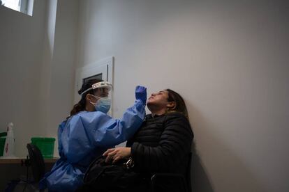 Una mujer se somete a una prueba PCR en el edificio Garbí-Vall de Hebrón, en Barcelona, Catalunya (España).