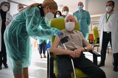 Antonio Yáñez, de 83 años, durante su vacunación contra la covid, en la residencia Fray Leopoldo de Granada.