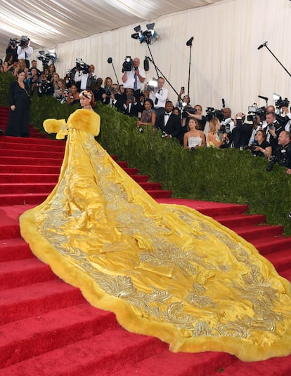 El vestido más viral de Rihanna (2015). La larguísima capa amarilla de terciopelo bordado que vistió la de Barbados en la alfombra roja se convirtió en uno de los memes más comentados de la noche (y probablemente de la historia de la gala). Algunos compararon el diseño de 25 kilos de peso con una tortilla gigante, otros con la base de una pizza e incluso se dijo de su vestido que era el camino de baldosas amarillas de El mago de Oz. La diseñadora china Guo Pei fue la responsable de la creación que le cambió la vida: la viralidad de Rihanna (a la que, por cierto, no conocía hasta entonces) disparó su popularidad a nivel internacional.