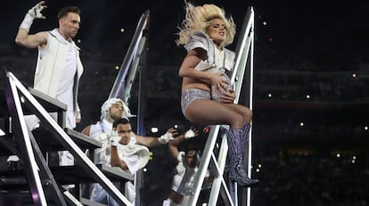 La cantante durante su actuación en la Super Bowl.