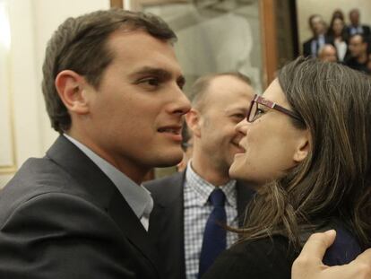 Albert Rivera saluda a la vicepresidenta valenciana, Mònica Oltra, este martes.