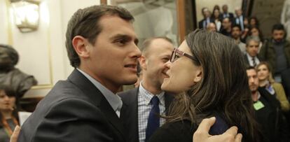 Albert Rivera saluda a la vicepresidenta valenciana, Mònica Oltra, este martes.