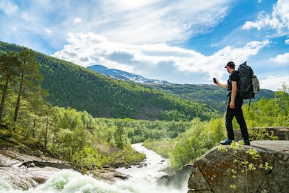 Un senderista recorre un tramo de la Nordanldsruta cerca de Narvik.