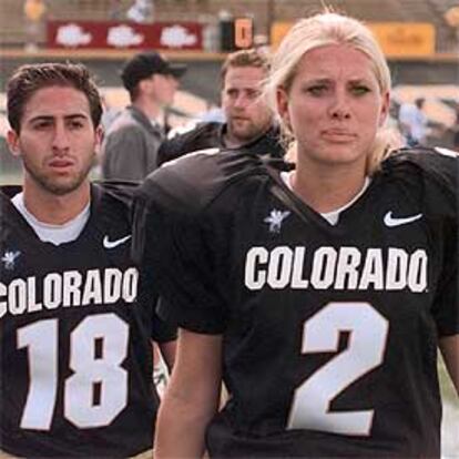 Katie Hnida, en un partido entre Colorado y Kansas en septiembre de 1999.