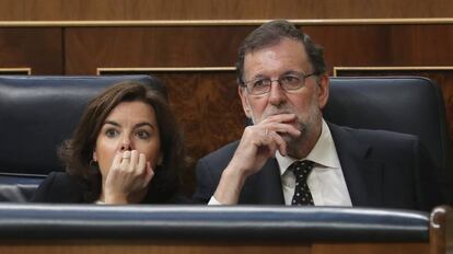 Mariano Rajoy y Soraya S&aacute;enz de Santamar&iacute;a en el Pleno del Congreso