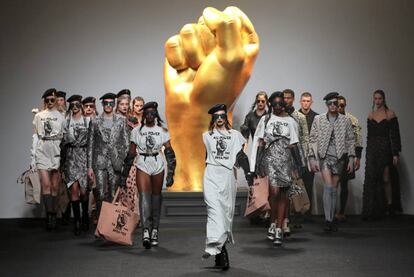 Desfile de la dise&ntilde;adora Ana Locking, durante la segunda jornada de la Mercedes-Benz Fashion Week Madrid. 