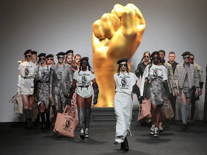 Desfile de la dise&ntilde;adora Ana Locking, durante la segunda jornada de la Mercedes-Benz Fashion Week Madrid. 