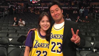 Hyuk Soo-Kwon (a la derecha) y Myo Shin-Kim, turistas de Seúl con asientos a pie de pista para ver el debut de LeBron James.