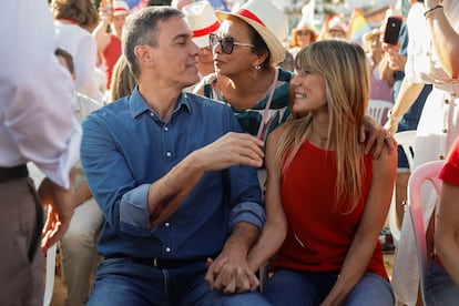 El secretario general del PSOE y presidente del Gobierno, Pedro Sánchez, junto a su mujer, Begoña Gómez, durante un acto electoral de los socialistas en Benalmádena (Málaga), este miércoles.