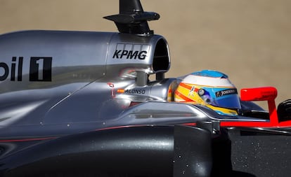 Fernando Alonso a bordo de su McLaren MP4-30.