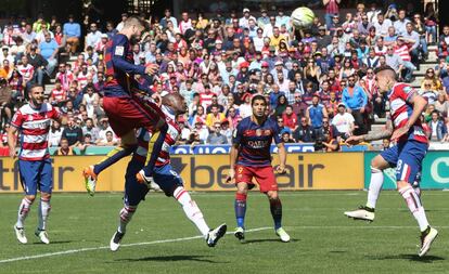 Piqué remata al larguero en la primera ocasión del partido.