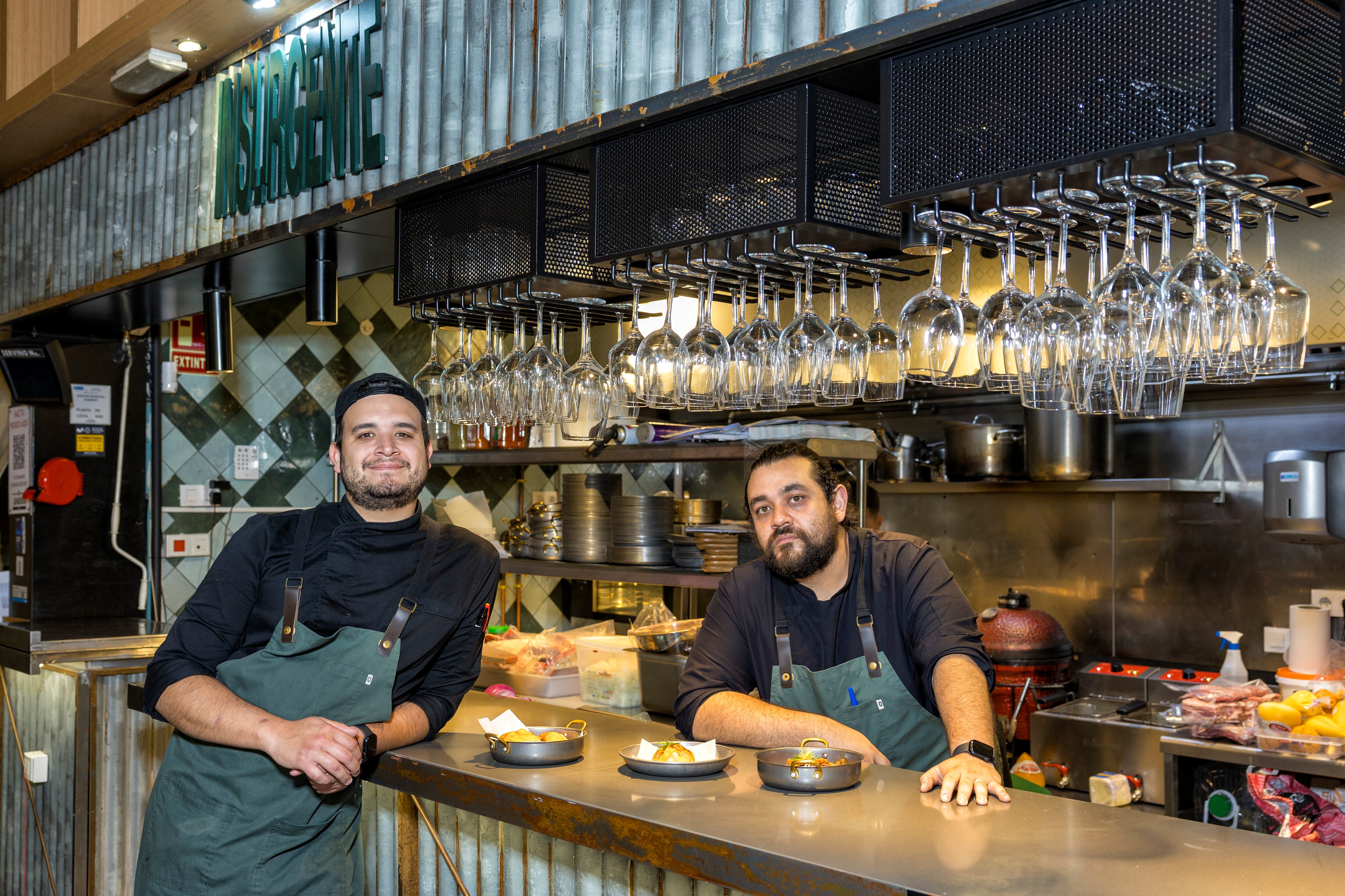 Agustín Mikielievich y Genaro Celia, en Insurgente, el puesto de mercado en el que ofrecen su cocina. 