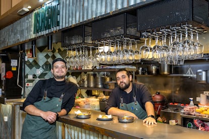 Agustín Mikielievich y Genaro Celia, en Insurgente, el puesto de mercado en el que ofrecen su cocina.