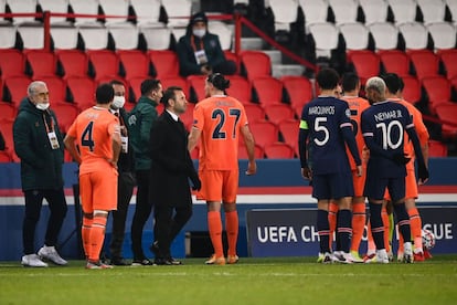 Jugadores del Estambul en el campo tras detenerse el partido de Champions contra el PSG por el incidente racista con el cuarto árbitro.