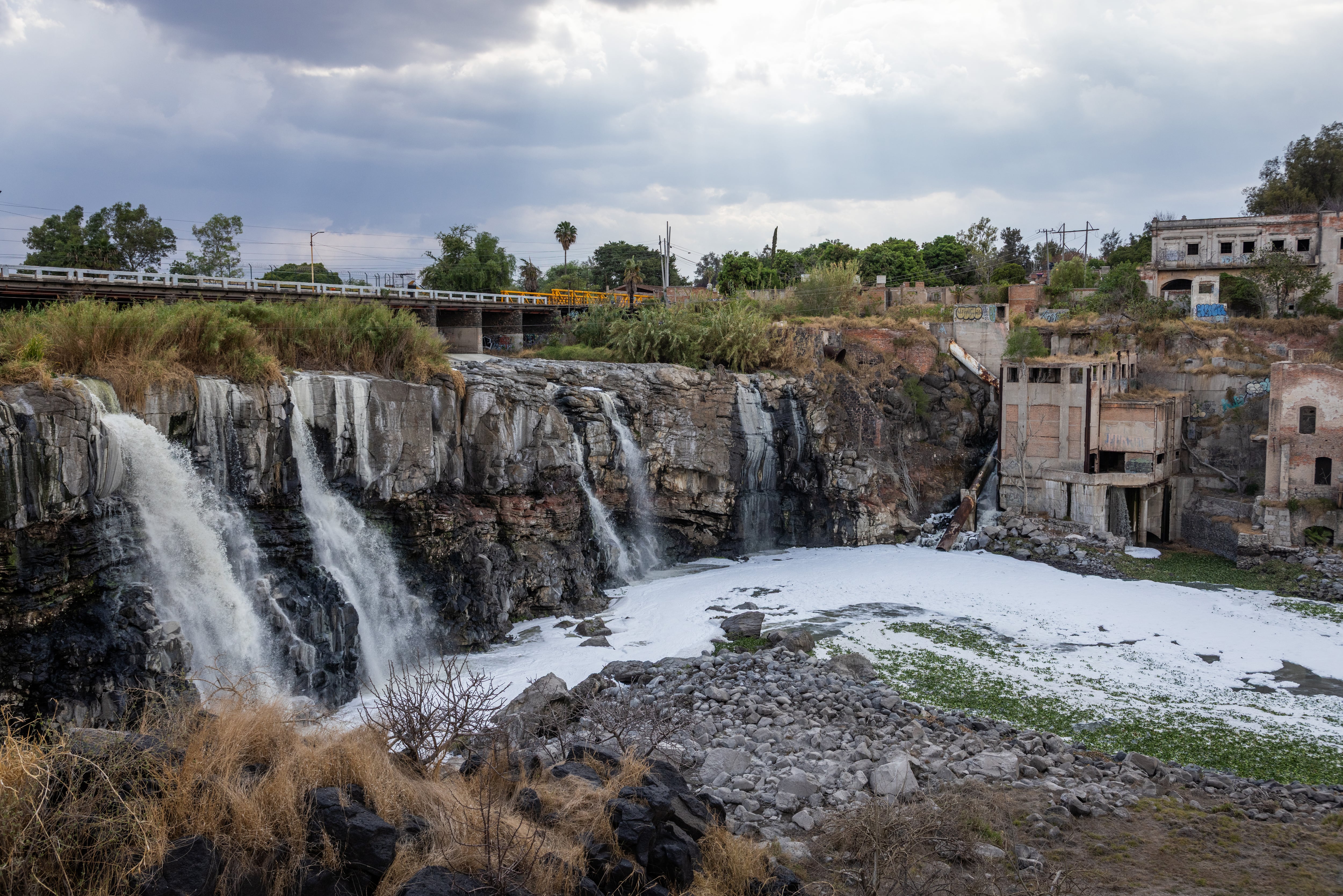 Río Santiago, en el municipio de El Salto, afluente parte de la cuenca Lerma-Chapala-Santiago, en abril de este año.