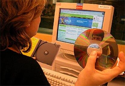 Una usuaria, ante la página de Internet de KaZaA, un servicio de intercambio gratuito de canciones.