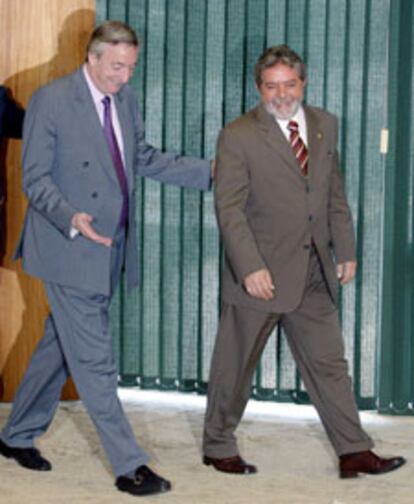 Kirchner, candidato presidencial argentino, recibido por Lula en Brasilia.