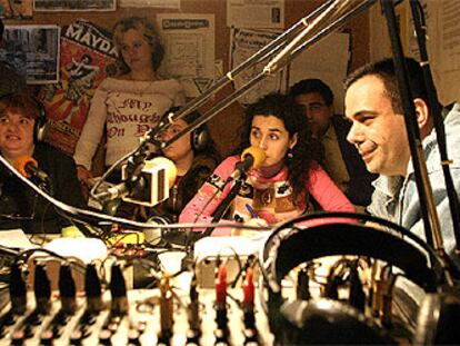 Un grupo de enfermos mentales emite un programa radiofónico en la sede de Radio Contrabanda, en Barcelona.