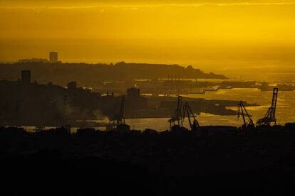 Vista del puerto de Vigo al anochecer.