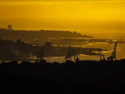 Vista del puerto de Vigo al anochecer.