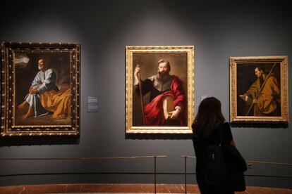 Ambos pintores nacieron en Sevilla con menos de una generación de diferencia, Velázquez en 1599 y Murillo en 1617 y en ese ambiente se formaron como artistas. De izquierda a derecha: 'Las lágrimas de San Pedro' de Velázquez, 'Santiago Apósto'l de Murillo y 'Santo Tomás' de Velázquez.