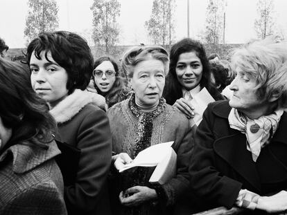 La filósofa y feminista Simone de Beauvoir en una manifestación a favor del aborto.