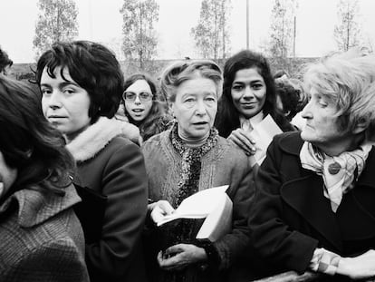 Simone de Beauvoir (en el centro), en 1972 durante un polémico juicio por aborto en Francia.