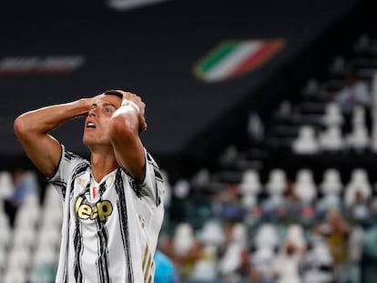 Cristiano Ronaldo se lamenta de una ocasión fallada durante el Juventus-Lyon. / Antonio Calanni (AP).