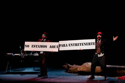 Una escena del espectáculo teatral 'Nocturno de Ulrike o el sujeto histórico', de la compañía argentina La Columna Durruti.