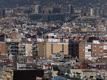 Vista de viviendas de los barrios de Poble Sec y Sant Antoni, en Barcelona.